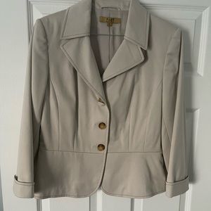 Perfect little neutral blazer that pairs well with anything.